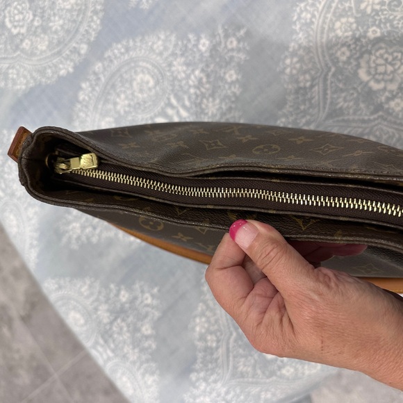 Louis Vuitton looping bag - Picture 5 of 8